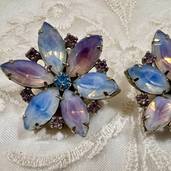 Vintage KRAMER of NY Signed Clip-on Earrings Opaline Pink Blue Flower Design - Picture 3 of 6